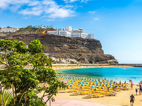 Ströndin Playa de Amadores á Gran Canaria á hánnatíma. 
