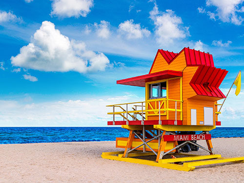 Lítill skáli fyrir strandverði á Miami Beach, sem er rauður, gulur og appelsínugulur.