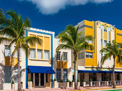 Litrík bygging í Art Deco-stíl við götu í Miami